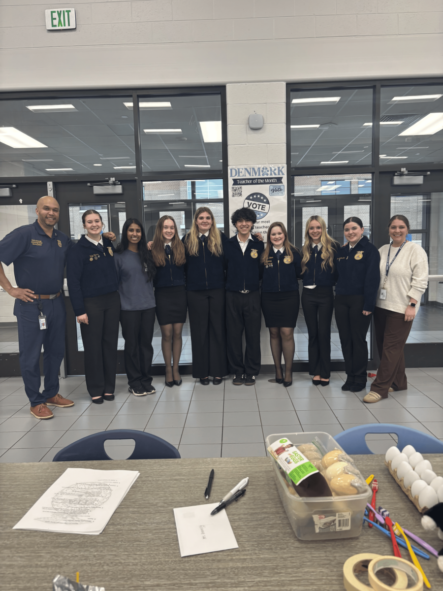 Photo of 25-26 DHS FFA club members and sponsors